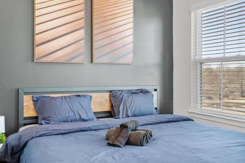 Charlotte House | Luxurious King 3BR Townhouse Mins to Uptown CLT!