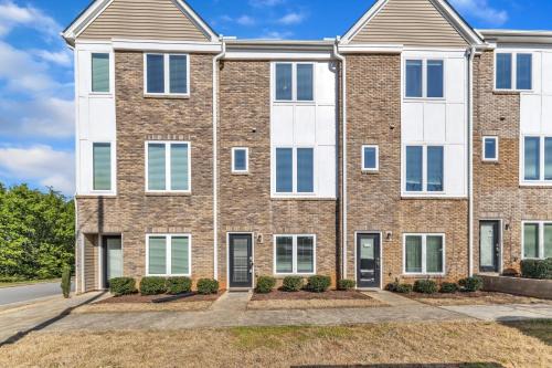 Southwest Raleigh House | Luxurious King 3BR Townhouse Mins to Downtown!