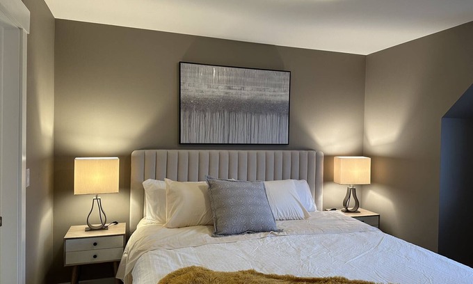 Delta House | Luxurious King Bed Private Entrance In Ladner