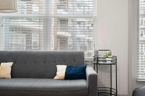 Cherry Apartment | Luxurious King Bed Studio in Midtown!