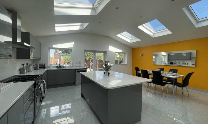 Luton House | Luxurious Kitchen Lrg Bedrooms Holiday FreeParking