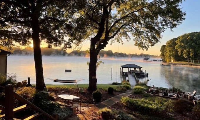 Lake Norman of Catawba House | Luxurious Lake Norman Lakehouse w/Boat Dock & Ramp