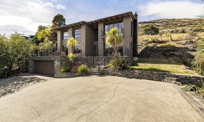 Kelvin Heights House | Luxurious Lake View Escape - 3 Bedroom Home!