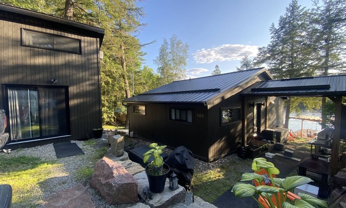 Leeds and the Thousand Islands House | Luxurious lakefront cottage.