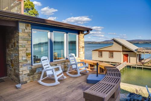 Groveoak House | Luxurious Lakefront Paradise in Scottsboro with Dock