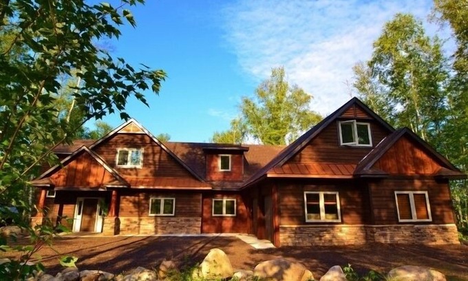 Biwabik House | Luxurious Lakefront Retreat: 4 Br/3 Ba, Ski/Golf/Swim, Sleeps 16