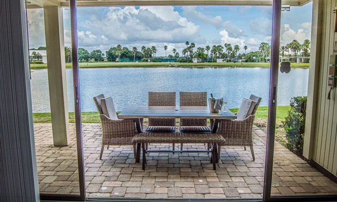 Wesley Chapel Condo | Luxurious Lakeside Getaway: Ground Floor Condo with 3 En-Suite Rooms, Golf Access, Amazing Sunsets