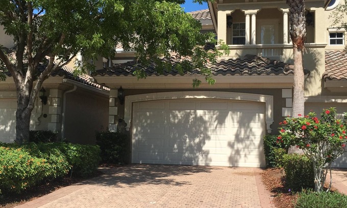 Naples Condo | Luxurious Lakeview Coach Home in Award Winning Fiddler's Creek