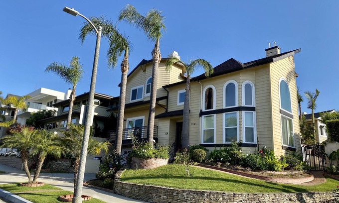 Playa Del Rey House | Luxurious Large Home - 5 min from beach w/free parking
