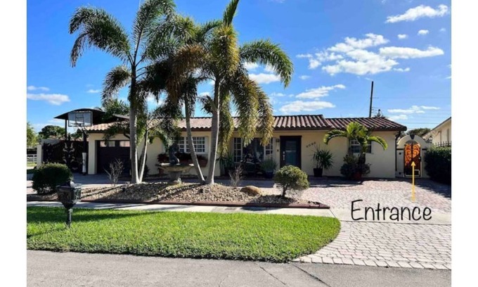 Hialeah Apartment | Luxurious little home!