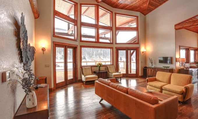 Nemo Villa | Luxurious Log Home · Great View · Spacious Living Areas · Pet Friendly · Wk -10%