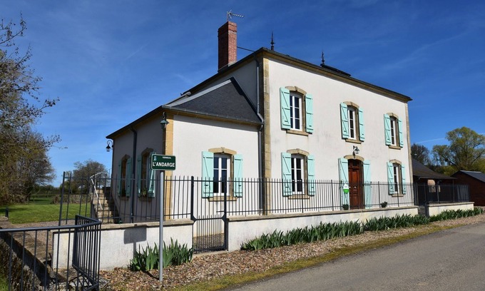 Verneuil Villa | Luxurious Mansion in Verneuil with Whirlpool