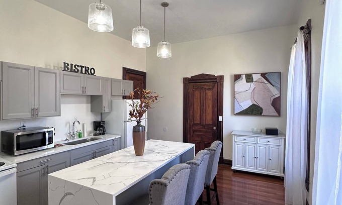 Dayton Condo | Luxurious Marble bath & kit1 bedroom condo WiFi nDAYTON 2 min downtown 5 min UD