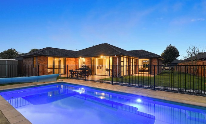 Hamilton Apartment | Luxurious Master Bedroom With Pool View : Hamilton