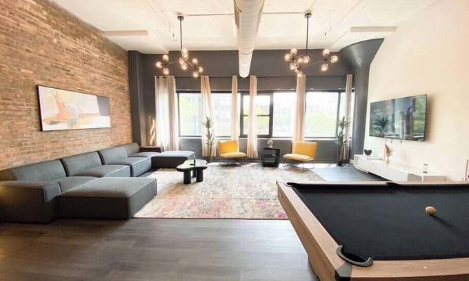 Near South Side Apartment | Luxurious McCormick 6 bed/4 bath Suite for up to 12 guests w Jacuzzi/Opt parking