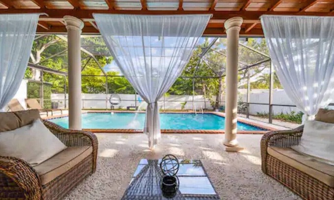 Cutler Bay House | Luxurious Miami Vacation Home with Pool 5BR/suites