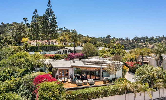 Sherman Oaks House | Luxurious Mid-Century Retreat with STUNNING Views and Hot Tub!