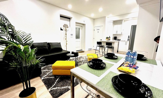 Willoughby House | Luxurious, Modern & Stylish 2 Bedroom Suite, Near Vancouver, Pet Friendly