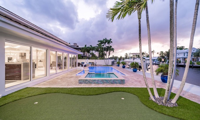Coral Ridge House | Luxurious, Modern House with Waterfront Pool & Spa