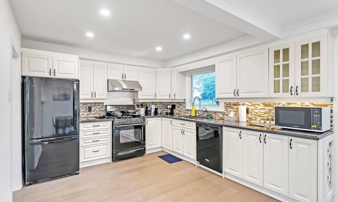 Willowdale House | Luxurious Modern 5B3B Home + Magnificent Patio