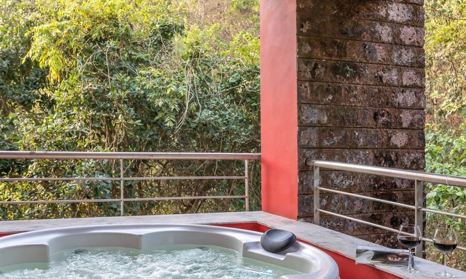 Pilerne Industrial Estates Apartment | Luxurious modern apartment w/hot tub - 5 min from the beach !!
