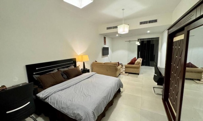 Al Muraqqabat Apartment | Luxurious Modern Apartment with Patio, Kitchen, Pool