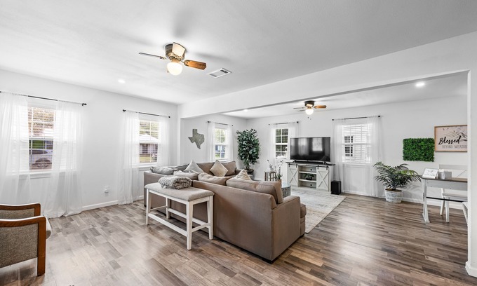 Angleton House | Luxurious Modern Farmhouse 3BR/2BA