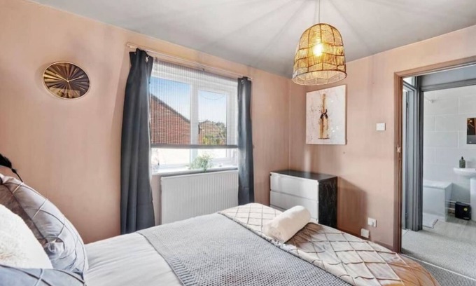 Canterbury House | Luxurious Modern House with Hot Tub and Free Parking