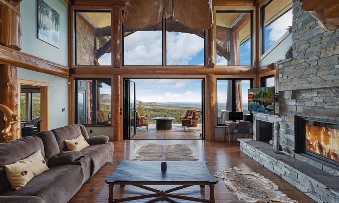 Courtenay Ski Chalet | Luxurious Mountain View Paradise with Hot Tub