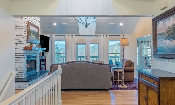 Franklin House | Luxurious Mountain Home Perfectly Located only 3 Miles from Downtown Franklin NC
