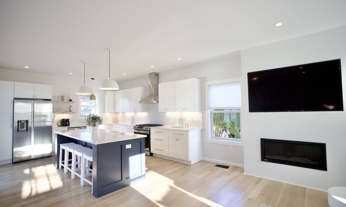 Devon House | Luxurious New construction steps from the sandy beach