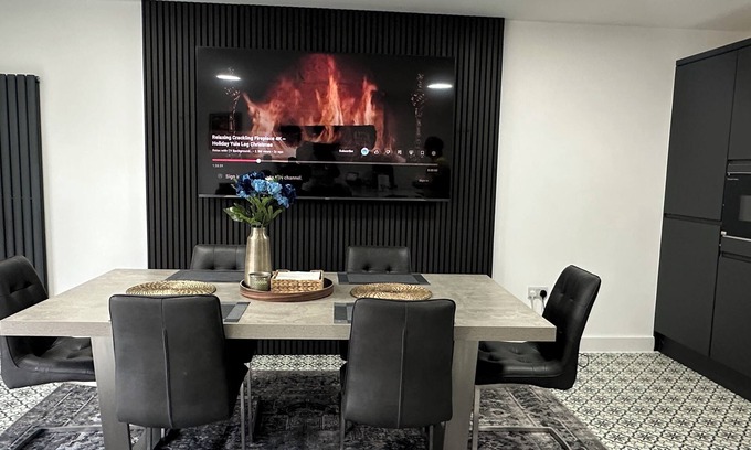 Offerton House | Luxurious New House Near Manchester Airport