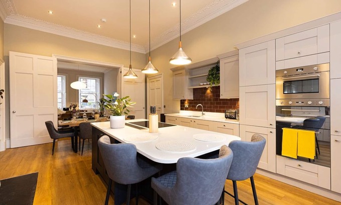 Bonnington House | Luxurious NewTown Georgian home