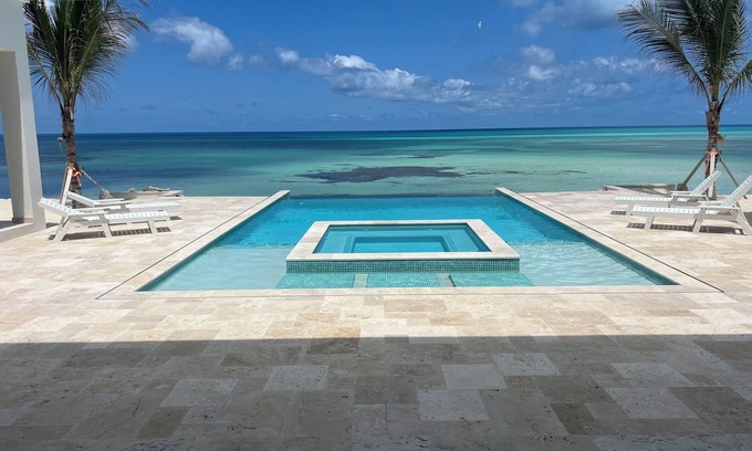 Alice Town House | Luxurious Oceanfront 8 bedroom 12 bed Estate with private beach - Bimini Bahamas
