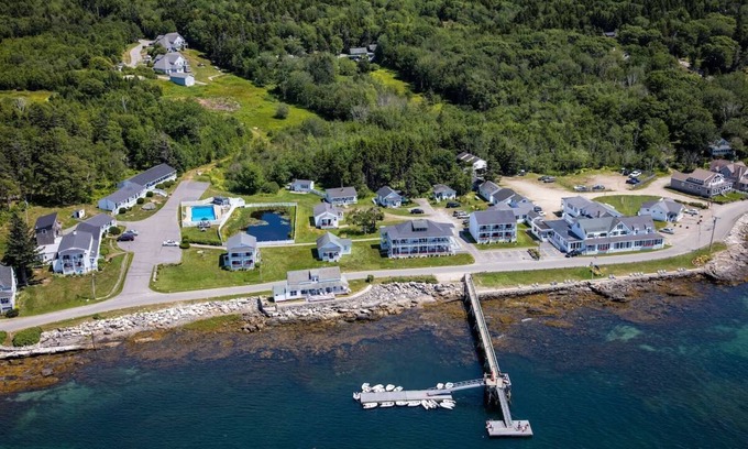 Ocean Point House | Luxurious Oceanview Room for Memorable Couple Getaways | Private Beach Access