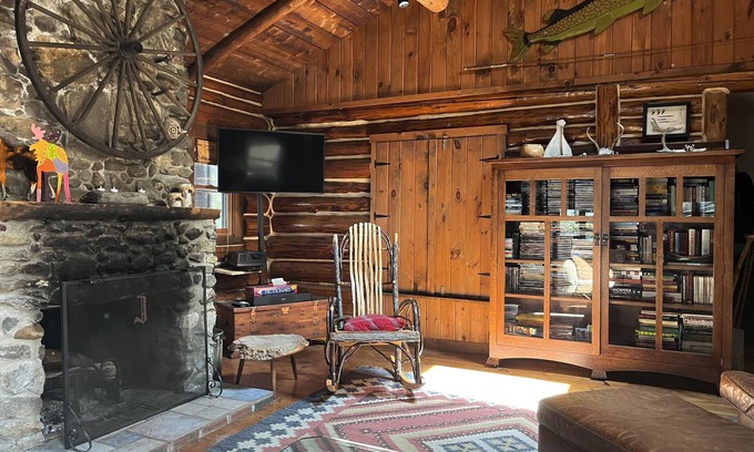 Moro Cabin | Luxurious Off the Grid Log Cabin