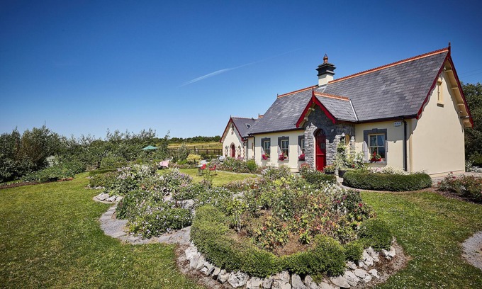 Ennis Cabin | Luxurious old World Rural Lodge on a Horse Farm in a Beautiful Scenic Setting