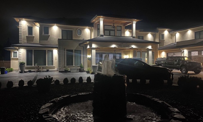Langley House | Luxurious one bedroom with full bath close to historic town of fort Langley.