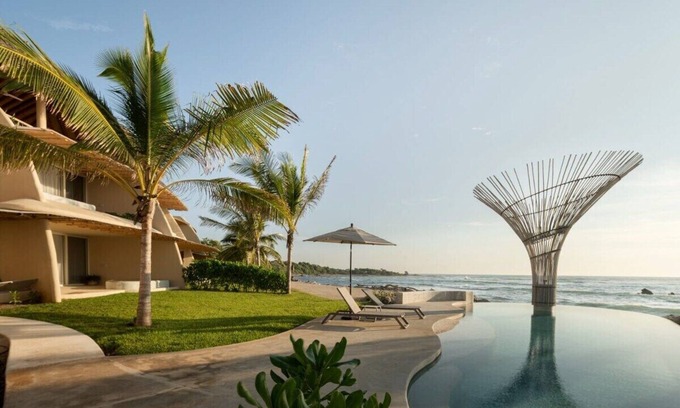 Saladita Villa | Luxurious PH facing the beach