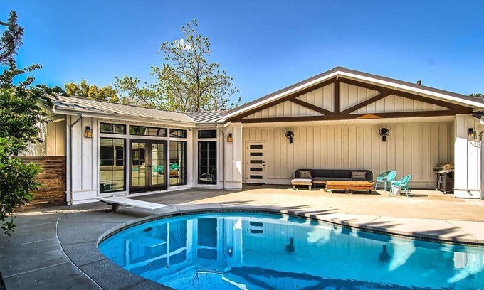 Sunset Villa | Luxurious poolside guesthouse + hot tub by river trail