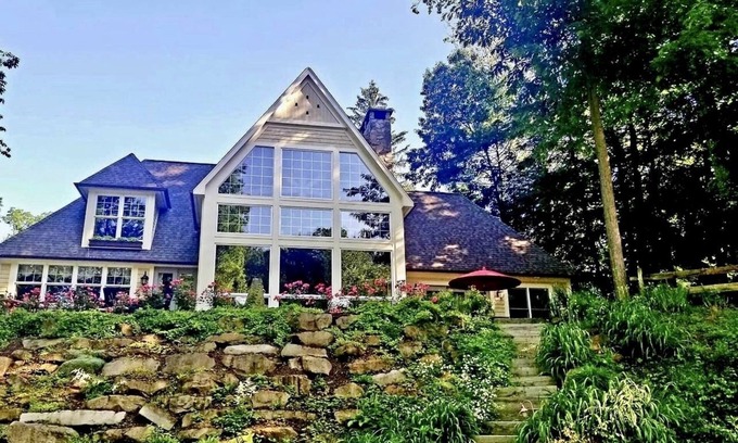 Olmsted Falls House | Luxurious Private Retreat and Riverfront Estate