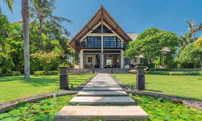 Banjartegehe Villa | Luxurious, private villa for 6 people, directly on the beach and the sea, Lovina