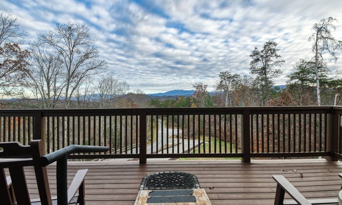 Gatlinburg - Pigeon Forge Cabin | LUXURIOUS, PRIVATE, WHEELCHAIR-FRIENDLY, VIEWS, HOT TUB, FIRE PIT, SPACIOUS
