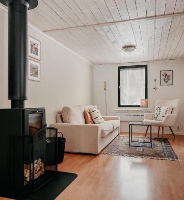 Nye House | Luxurious red cottage with wood stove near lake