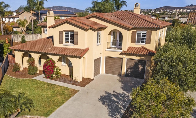 San Diego House | Luxurious Redesigned Home in a Prestigious Neighborhood