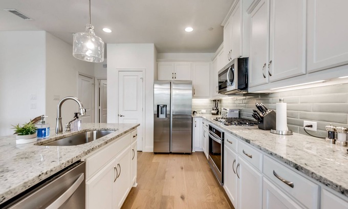 Lewisville House | Luxurious Remote Work | 700 Mbps+ | TSLA Charger