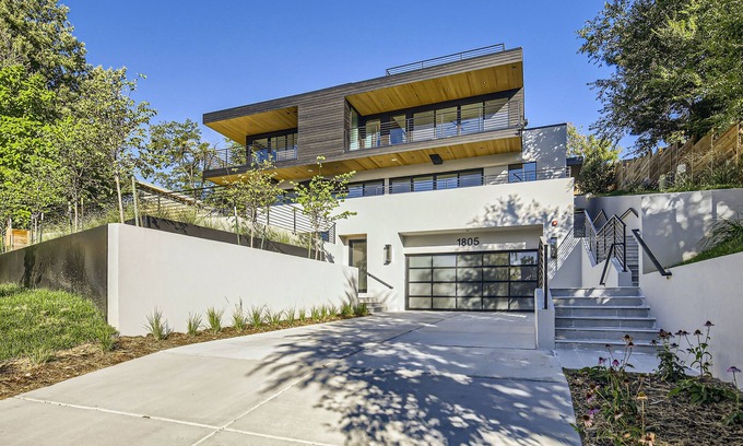 Whittier Apartment | Luxurious Rental with Ideal Downtown Proximity - Stroll to Pearl Street and CU.