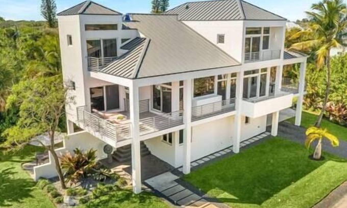 Summerplace House | Luxurious Retreat At The Whispering Palms