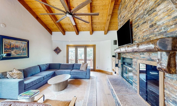 Highland Meadows House | Luxurious Retreat w/Mountain-View Double Deck, Central AC & Two-Sided Fireplace
