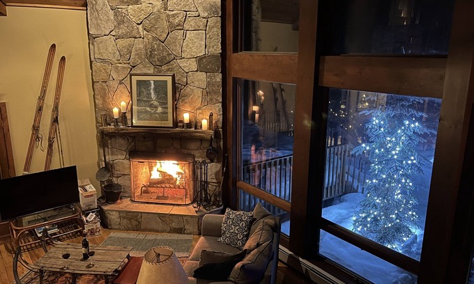 Londonderry House | Luxurious Rustic Chalet in Solitude